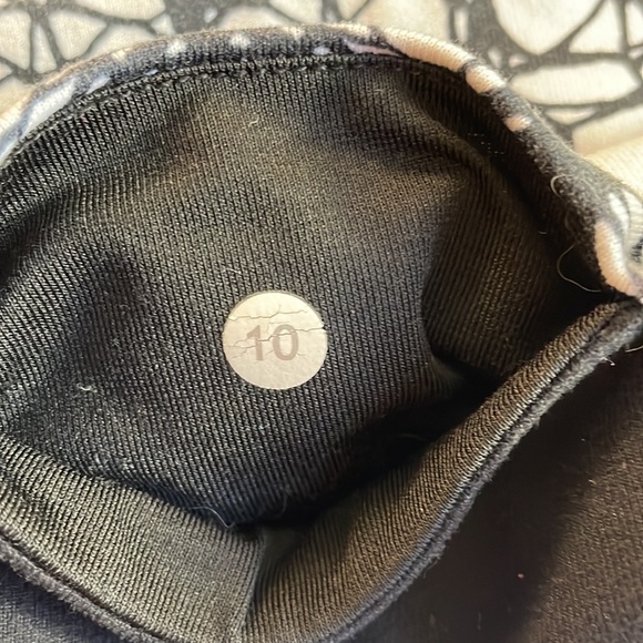 Reversable Black Lululemon Capris Size 10 - Picture 12 of 12